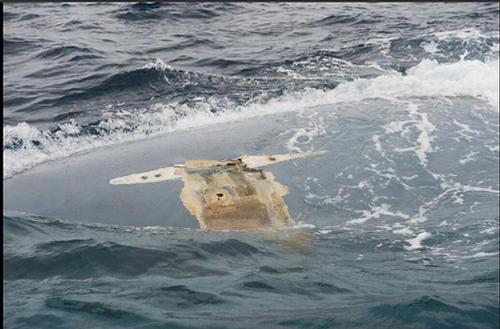 Cheeki Rafiki hull - keel broken away © US Navy